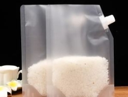 What are the primary functions of vacuum packaging bags in daily life?